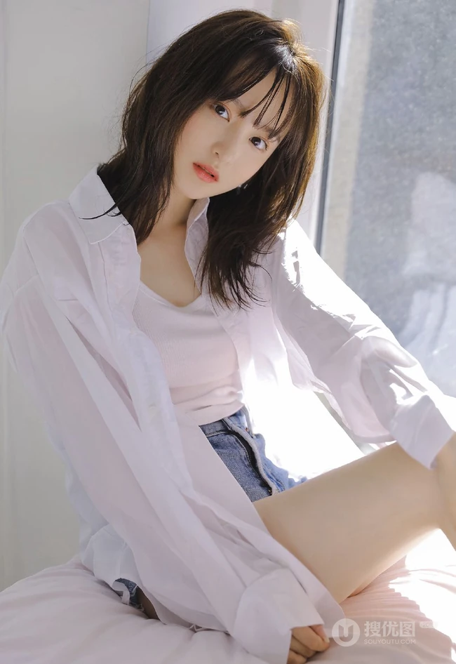 牛奶般肌肤双眼皮漂亮少女白衬衫背心牛仔热裤穿搭室内氛围线条感写真