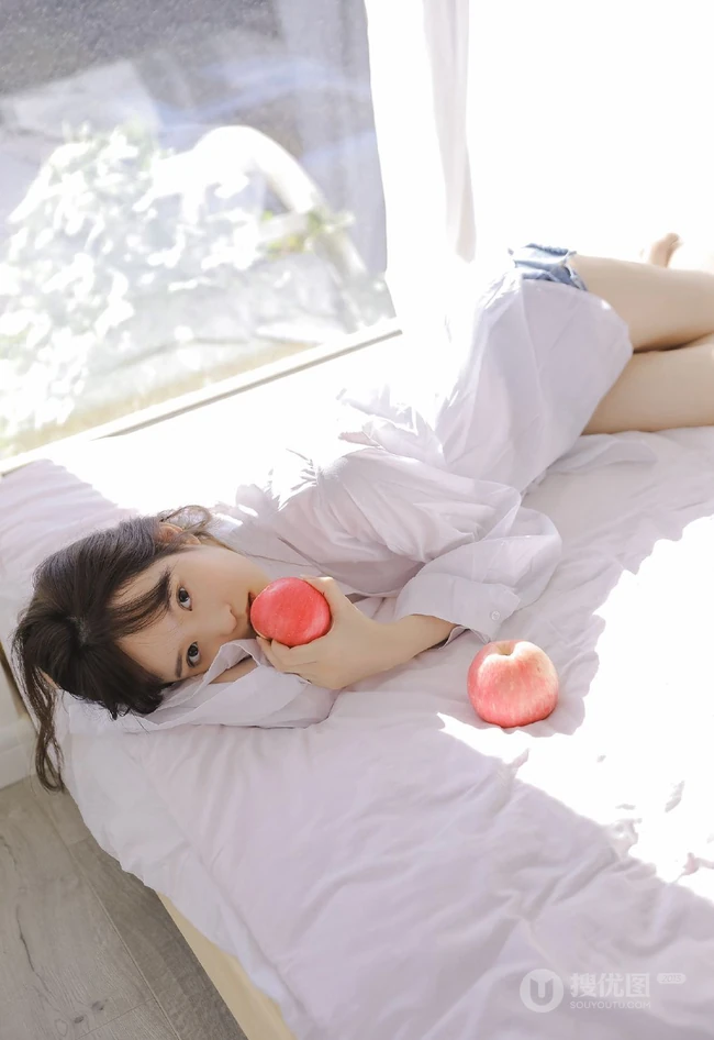 牛奶般肌肤双眼皮漂亮少女白衬衫背心牛仔热裤穿搭室内氛围线条感写真