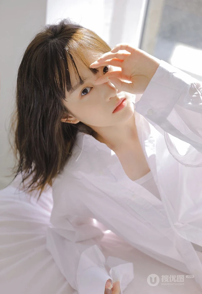 牛奶般肌肤双眼皮漂亮少女白衬衫背心牛仔热裤穿搭室内氛围线条感写真