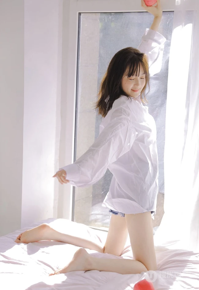 牛奶般肌肤双眼皮漂亮少女白衬衫背心牛仔热裤穿搭室内氛围线条感写真