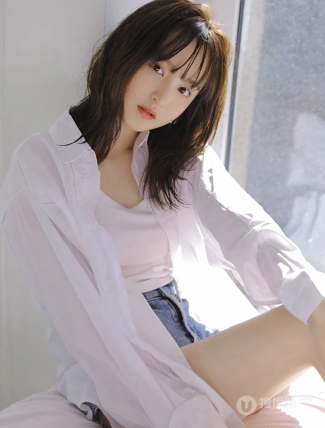 牛奶般肌肤双眼皮漂亮少女白衬衫背心牛仔热裤穿搭室内氛围线条感写真