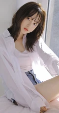 牛奶般肌肤双眼皮漂亮少女白衬衫背心牛仔热裤穿搭室内氛围线条感写真