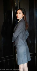 笑容动人气质女生方子萱竖纹西服短裙制服OL袜装穿搭玩转束缚气质写真