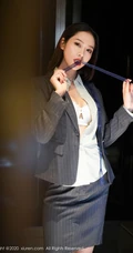 笑容动人气质女生方子萱竖纹西服短裙制服OL袜装穿搭玩转束缚气质写真