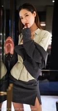 笑容动人气质女生方子萱竖纹西服短裙制服OL袜装穿搭玩转束缚气质写真