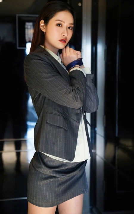 笑容动人气质女生方子萱竖纹西服短裙制服OL袜装穿搭玩转束缚气质写真