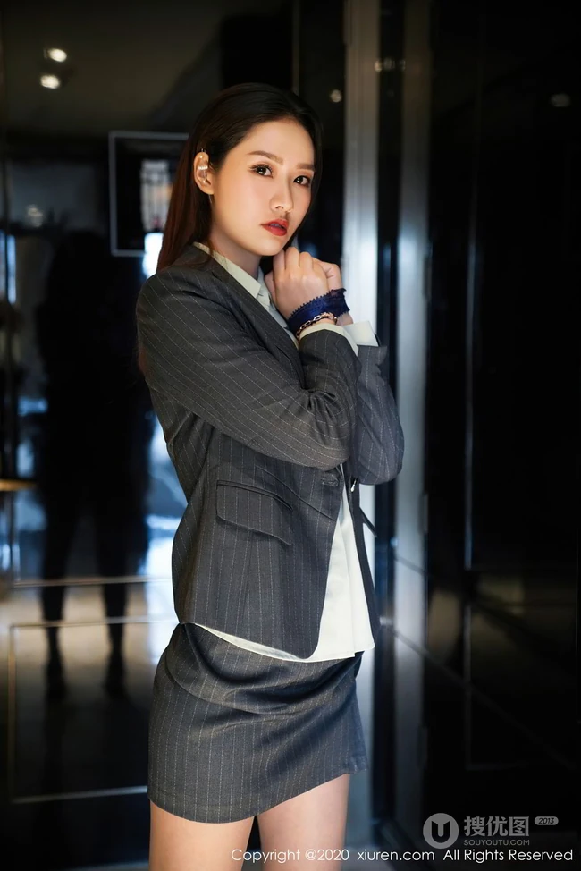笑容动人气质女生方子萱竖纹西服短裙制服OL袜装穿搭玩转束缚气质写真