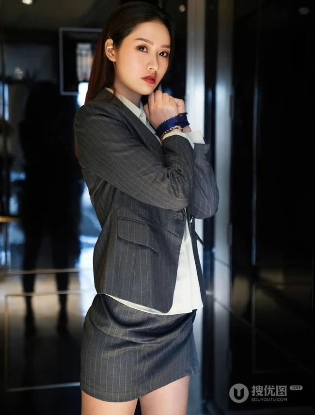 笑容动人气质女生方子萱竖纹西服短裙制服OL袜装穿搭玩转束缚气质写真
