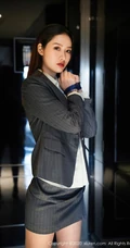 笑容动人气质女生方子萱竖纹西服短裙制服OL袜装穿搭玩转束缚气质写真