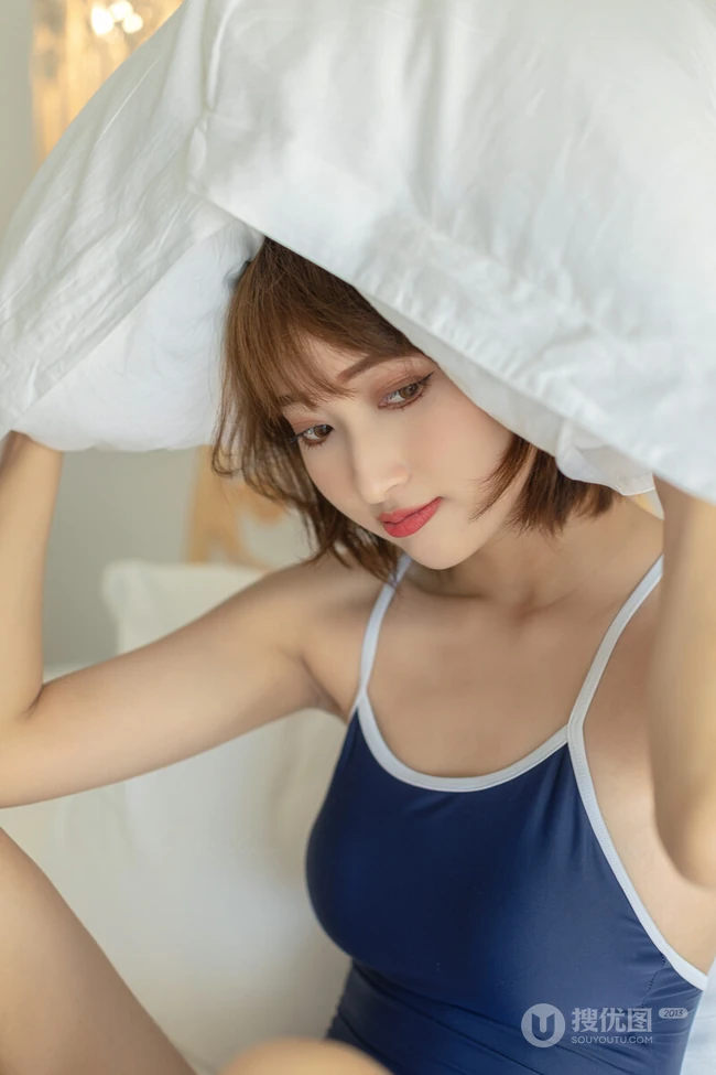 大眼睛双眼皮金色短发少女紧身死库水居家室内可爱气质写真吸睛