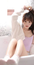 气质可爱俏皮马尾辫发型少女休闲短款装肩带背心短裤室内写真照