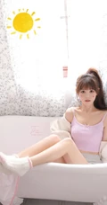 气质可爱俏皮马尾辫发型少女休闲短款装肩带背心短裤室内写真照