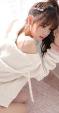 气质可爱俏皮马尾辫发型少女休闲短款装肩带背心短裤室内写真照
