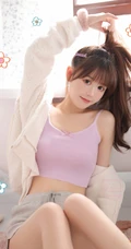 气质可爱俏皮马尾辫发型少女休闲短款装肩带背心短裤室内写真照
