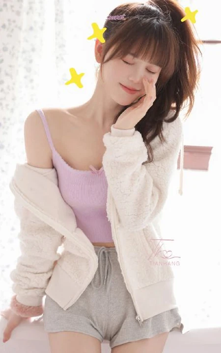 气质可爱俏皮马尾辫发型少女休闲短款装肩带背心短裤室内写真照