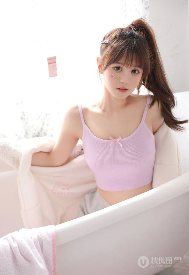 气质可爱俏皮马尾辫发型少女休闲短款装肩带背心短裤室内写真照