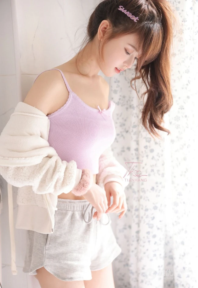 气质可爱俏皮马尾辫发型少女休闲短款装肩带背心短裤室内写真照