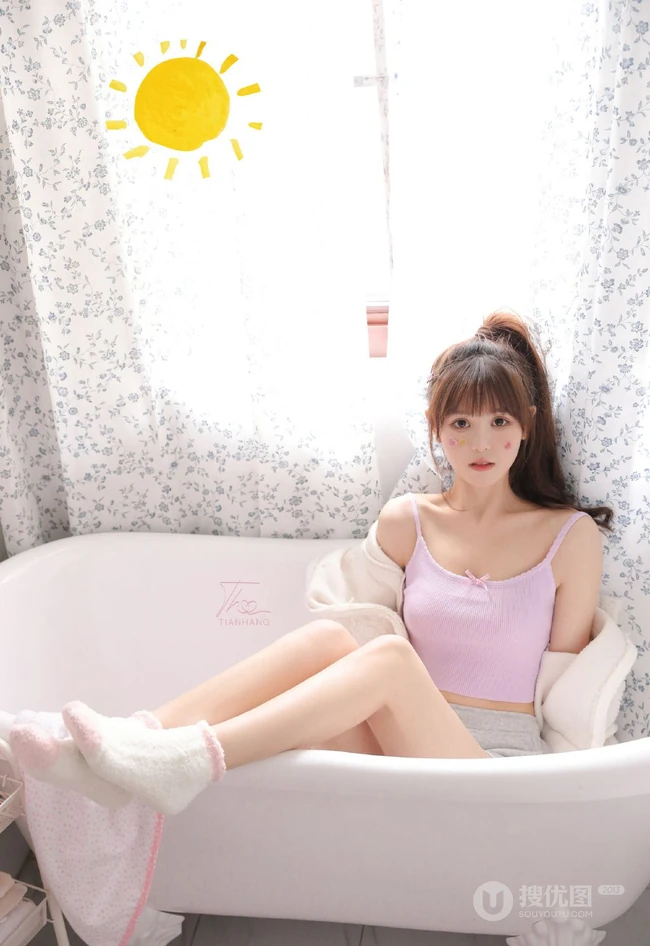 气质可爱俏皮马尾辫发型少女休闲短款装肩带背心短裤室内写真照