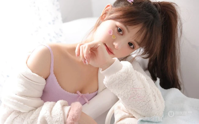 气质可爱俏皮马尾辫发型少女休闲短款装肩带背心短裤室内写真照
