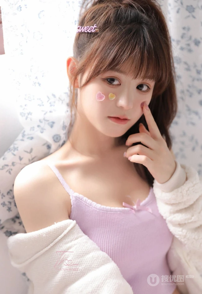 气质可爱俏皮马尾辫发型少女休闲短款装肩带背心短裤室内写真照