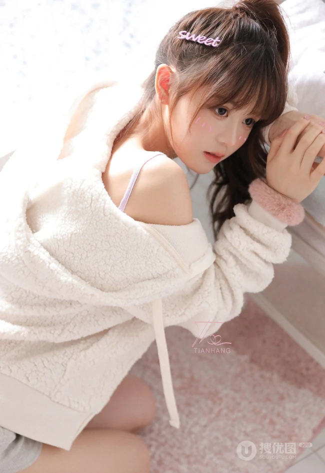 气质可爱俏皮马尾辫发型少女休闲短款装肩带背心短裤室内写真照