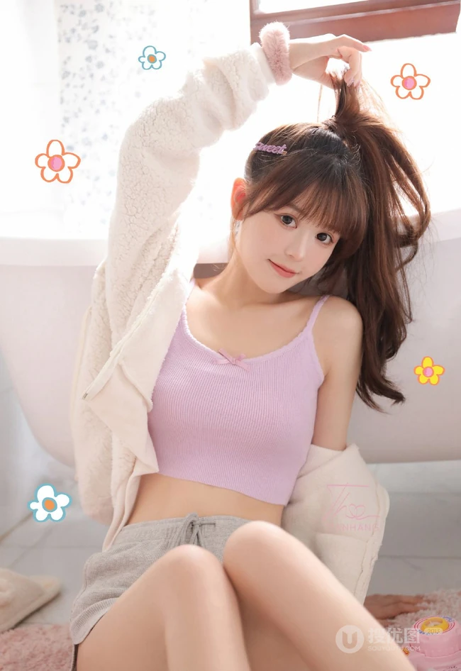 气质可爱俏皮马尾辫发型少女休闲短款装肩带背心短裤室内写真照