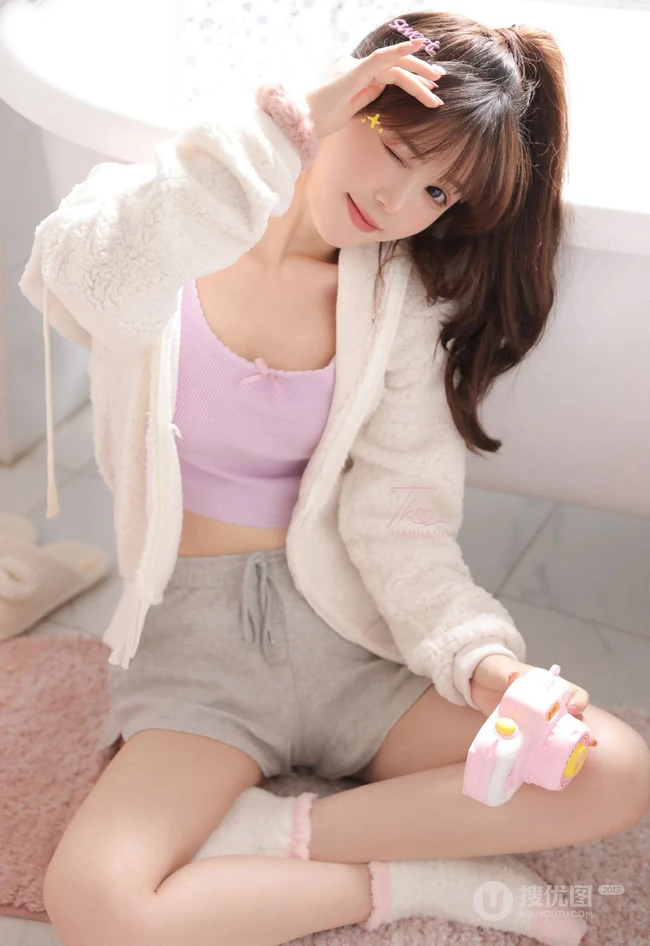 气质可爱俏皮马尾辫发型少女休闲短款装肩带背心短裤室内写真照
