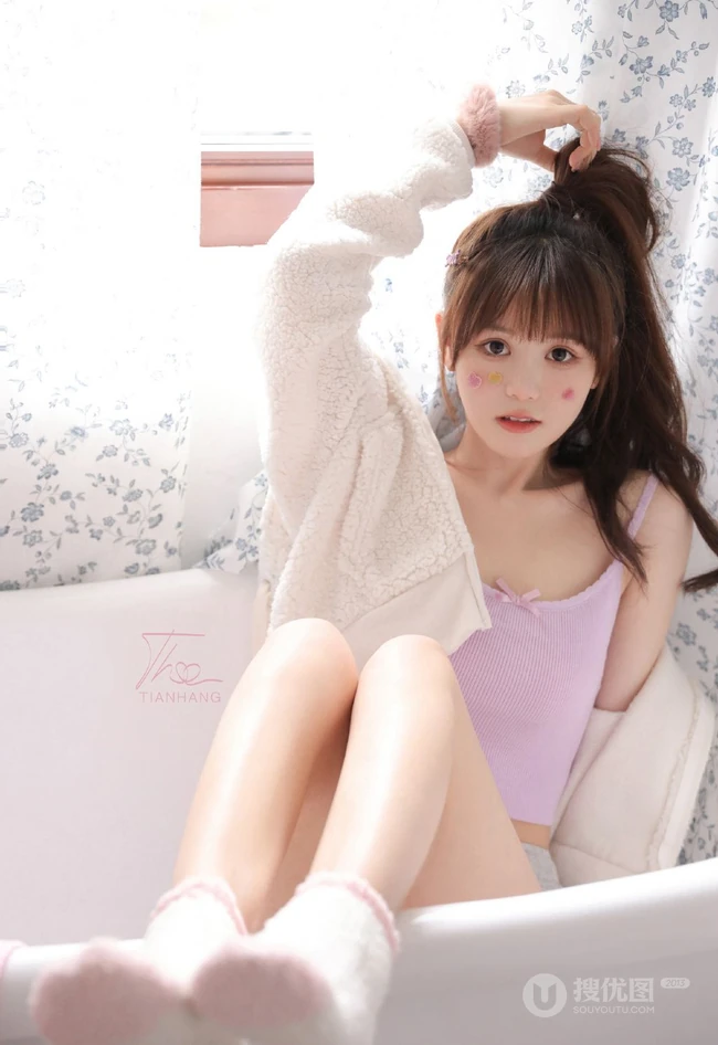 气质可爱俏皮马尾辫发型少女休闲短款装肩带背心短裤室内写真照