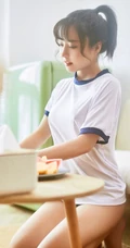 气质可人马尾辫女生白亦Ada简约装学生制服短裤日常休闲品尝美食写真照