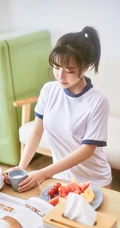 气质可人马尾辫女生白亦Ada简约装学生制服短裤日常休闲品尝美食写真照
