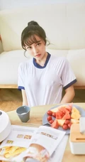 气质可人马尾辫女生白亦Ada简约装学生制服短裤日常休闲品尝美食写真照