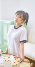 气质可人马尾辫女生白亦Ada简约装学生制服短裤日常休闲品尝美食写真照