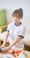 气质可人马尾辫女生白亦Ada简约装学生制服短裤日常休闲品尝美食写真照