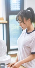 气质可人马尾辫女生白亦Ada简约装学生制服短裤日常休闲品尝美食写真照