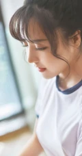 气质可人马尾辫女生白亦Ada简约装学生制服短裤日常休闲品尝美食写真照