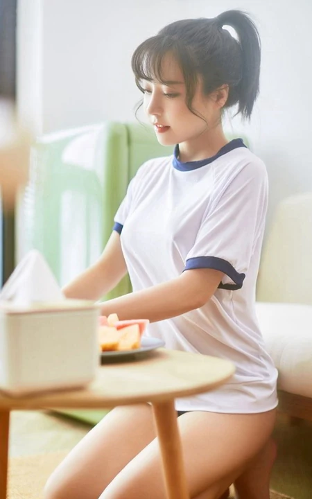 气质可人马尾辫女生白亦Ada简约装学生制服短裤日常休闲品尝美食写真照
