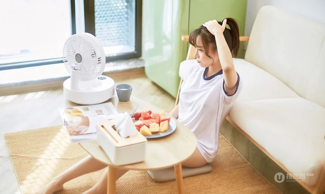 气质可人马尾辫女生白亦Ada简约装学生制服短裤日常休闲品尝美食写真照