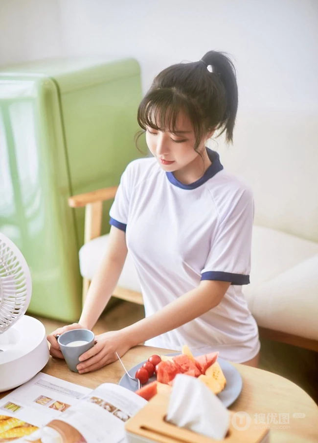 气质可人马尾辫女生白亦Ada简约装学生制服短裤日常休闲品尝美食写真照