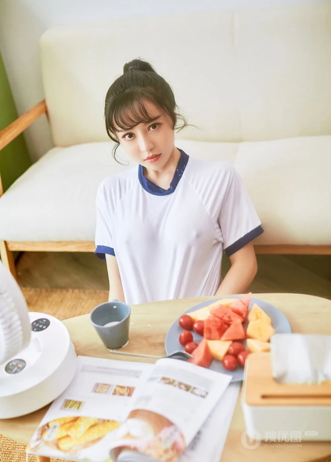 气质可人马尾辫女生白亦Ada简约装学生制服短裤日常休闲品尝美食写真照