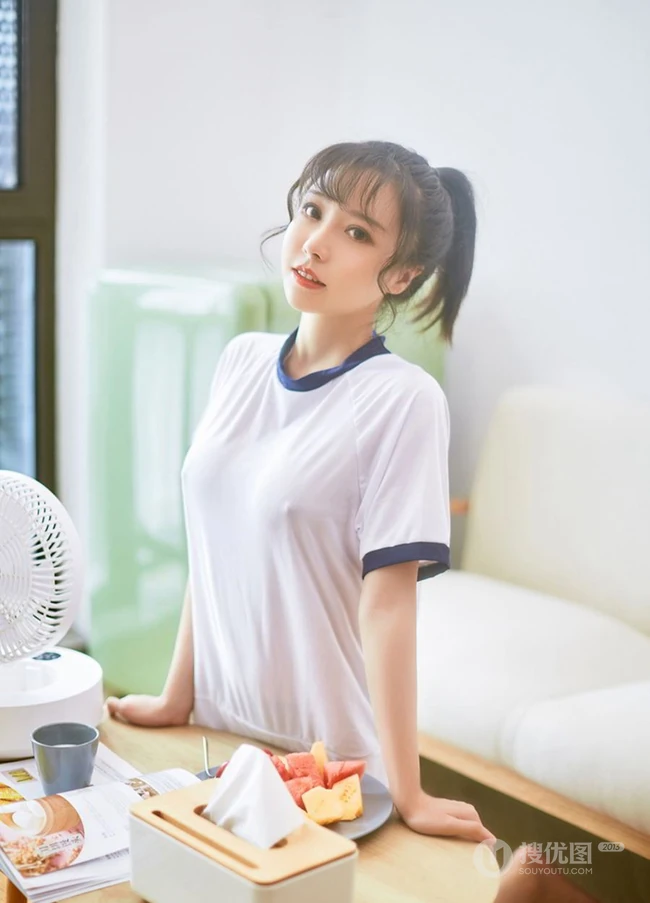 气质可人马尾辫女生白亦Ada简约装学生制服短裤日常休闲品尝美食写真照