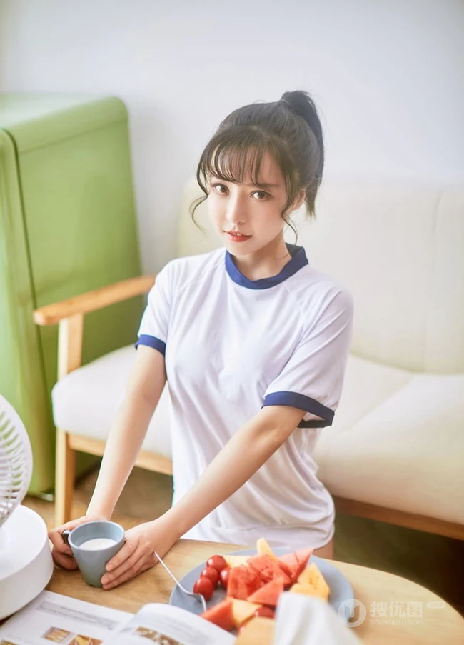 气质可人马尾辫女生白亦Ada简约装学生制服短裤日常休闲品尝美食写真照