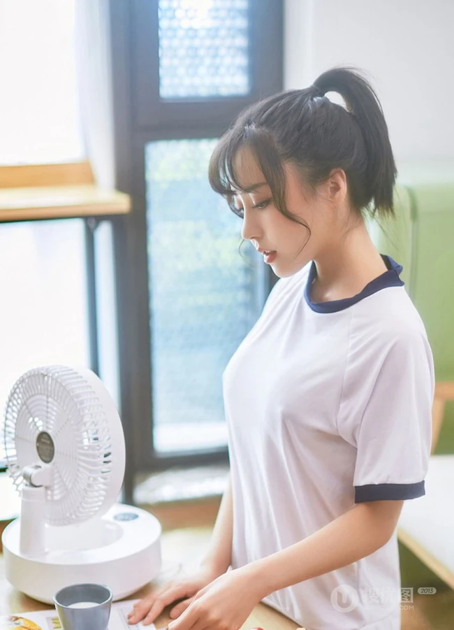 气质可人马尾辫女生白亦Ada简约装学生制服短裤日常休闲品尝美食写真照