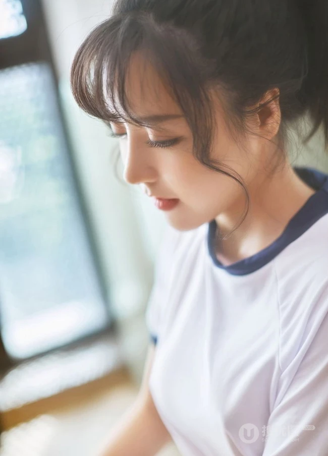 气质可人马尾辫女生白亦Ada简约装学生制服短裤日常休闲品尝美食写真照