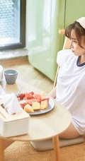 气质可人马尾辫女生白亦Ada简约装学生制服短裤日常休闲品尝美食写真照