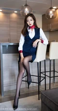 身材曼妙，打扮精致，小脸气质女生安琪Yee职业装短裙袜装线条感吸睛图集