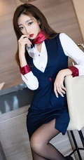身材曼妙，打扮精致，小脸气质女生安琪Yee职业装短裙袜装线条感吸睛图集