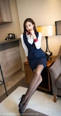 身材曼妙，打扮精致，小脸气质女生安琪Yee职业装短裙袜装线条感吸睛图集