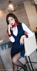 身材曼妙，打扮精致，小脸气质女生安琪Yee职业装短裙袜装线条感吸睛图集