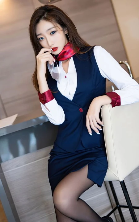 身材曼妙，打扮精致，小脸气质女生安琪Yee职业装短裙袜装线条感吸睛图集