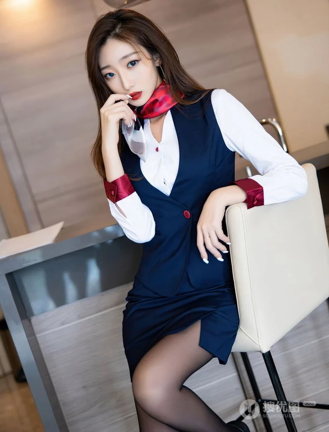 身材曼妙，打扮精致，小脸气质女生安琪Yee职业装短裙袜装线条感吸睛图集